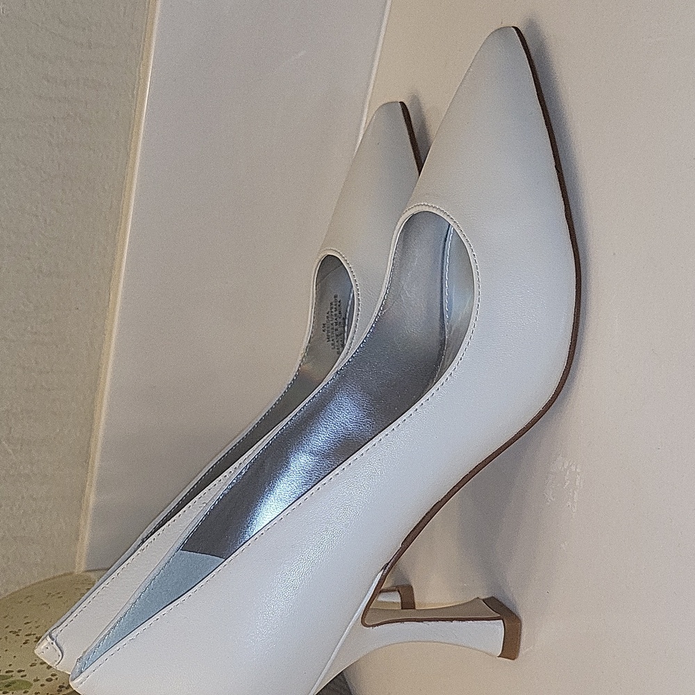Marc Fisher NEW Pointed Toe Kitten Heel Pumps Flared Stiletto Shoes Womens 6 - Picture 2 of 11